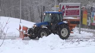 New Holland Traktor beim Winterdienst [upl. by Calder]