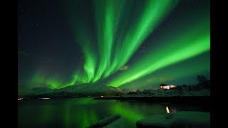 Polarlichter am Lyngenfjord in Norwegen [upl. by Ellekram]