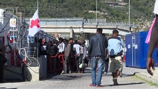 Migrants  les associations mobilisées à la frontière italienne [upl. by Llerad]