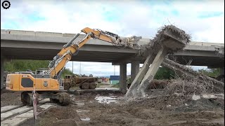 Kompletní demolice dálničního mostu  několik velkých bagrů [upl. by Ttirrej]