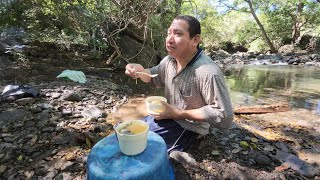 Beto feliz disfrutando la sopa que tanto deseaba en el rio😱con sus amigos gracias a unos hondureños🙏 [upl. by Chura]