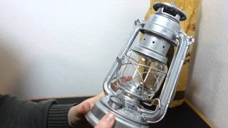 Feuerhand Sturmlampe  Verzinkte Petroleumlampe  altmodische Beleuchtung [upl. by Ainadi]