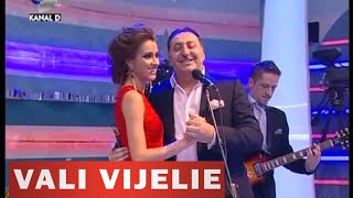 Pepe ajutat de Vali Vijelie interpreteaza melodia Sa iubesti doua femei la Roata norocului [upl. by Gretchen]