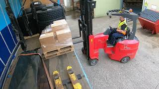 DELIVERY ISSUE  GOT HELPED BY THE CUSTOMER  HGV HAULAGE DRIVER UNLOADED BY FORKLIFT DRIVER POV [upl. by Einnob]