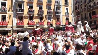 Gigantes de Pamplona  Gaztelugatxeko Martxa en la Despedida 2017 [upl. by Tamqrah]