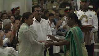 President Droupadi Murmu presents Shaurya Chakra to Sepoy Karn Veer Singh Posthumous [upl. by Llerruj]