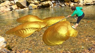 🔥 The beautiful woman saw a pile of golden clams buried in the sand and collected golden pearls [upl. by Llehsal]