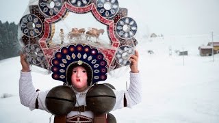 Mit den Silvesterchläusen von Hof zu Hof  Urnäsch  Alter Silvester  Brauch  Appenzell  2016 [upl. by Valeta]