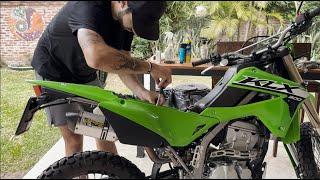 Kawasaki klx 300  Service mantenimiento [upl. by Esinahs129]