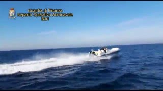 Finanza inseguimento in alto mare Trasportava mezza tonnellata di droga [upl. by Kcor17]