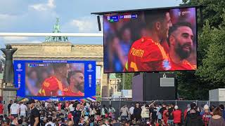 Erste Halbzeit des Fußballspiels Spanien gegen Kroatien in Berlin bei dem Brandenburger Tor 30 [upl. by Ecinnej]