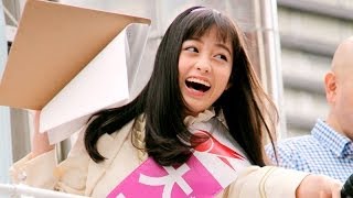 橋本環奈 福岡のquot天使すぎるquotアイドルが新宿駅前に降臨 ファン殺到でブレークに歓喜 ＃Kanna Hashimoto ＃Japanese Idol [upl. by Ellenahs]