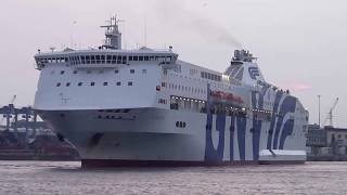 Majestic  Grandi Navi Veloci entra nel porto di Genova [upl. by Burrows]