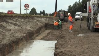 Début de la construction à Calais dun mur contre les intrusions [upl. by Mailliwnhoj]