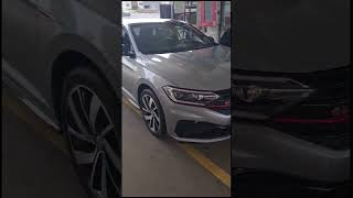 Esse posto tem gasolina barata viu jetta jettagli gli golfgtimk7 volkswagen vwjetta [upl. by Aekan]