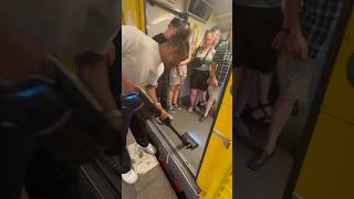 Anzeige Ich staubsauge in der Ubahn 😳 [upl. by Silverman881]