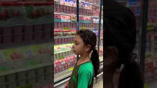 Andressa comprando iogurte no supermercado com a sua mãe an andreia andrea boanoiteee boanoit [upl. by Enirolf]