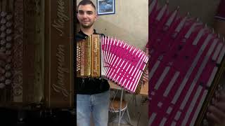 Dois enormes tocadores de concertina a tocarem muitíssimo bem [upl. by Pearline]