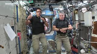 Astronauta en la ISS se enreda con cable invisible [upl. by Allit]